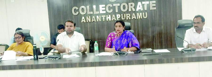   సమావేశంలో మాట్లాడుతున్న కలెక్టర్‌ గౌతమి