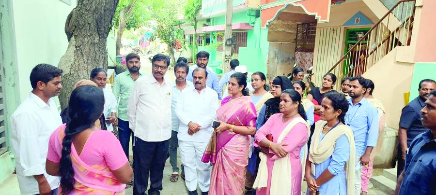 ప్రజలను సమస్యలు అడిగి తెలుసుకుంటున్న కలెక్టర్‌ గౌతమి, ఎమ్మెల్యే అనంత