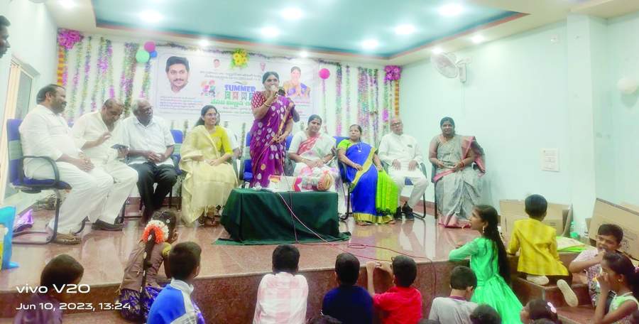    కార్యక్రమంలో మాట్లాడుతున్న జిల్లా గ్రంథాలయ సంస్థ ఛైర్‌పర్సన్‌ ఎల్‌ఎం ఉమా మోహన్‌రెడ