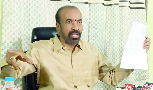   విలేకరులతో మాట్లాడుతున్న మాజీ ఎమ్మెల్యే ప్రభాకర్‌చౌదరి