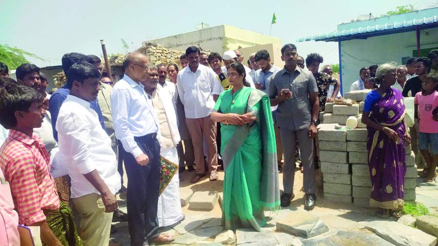    స్థానికులను సమస్యలను అడిగి తెలుసుకుంటున్న కలెక్టర్‌ గౌతమి