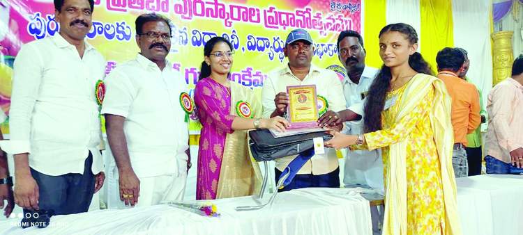  ప్రతిభ కనబరిచిన విద్యార్థినికి పురస్కాకరం అందజేస్తున్న వాల్మీకి నాయకులు