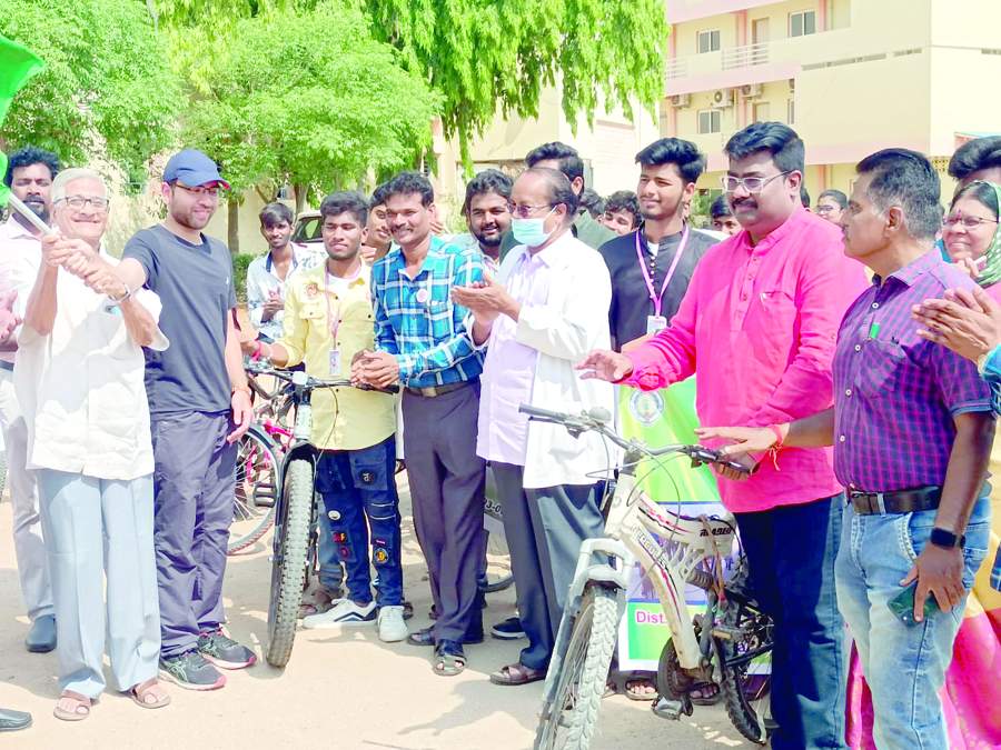  అనంతపురంలో ర్యాలీని ప్రారంభిస్తున్నట్రైనీ కలెక్టర్‌ కుశాల్‌జౌన్‌