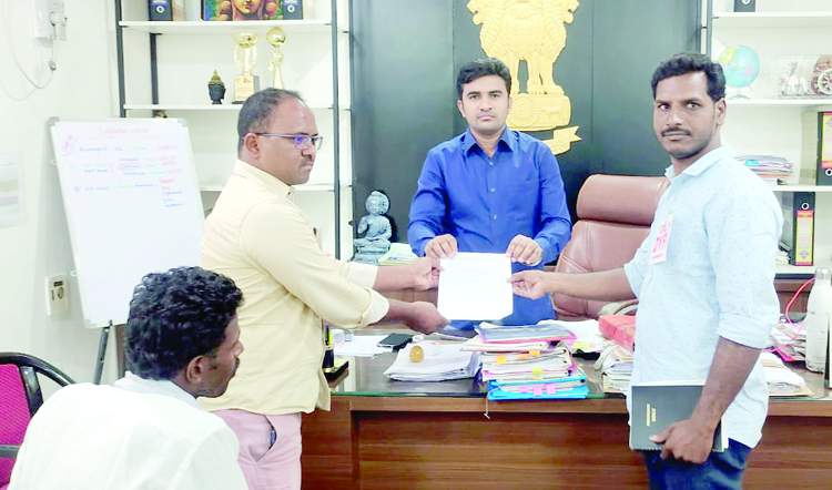 ఆర్‌డిఒకు వినతిపత్రం సమర్పిస్తున్న డివైఎఫ్‌వై నాయకులు