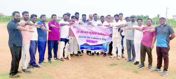   ప్రమాణం చేయిస్తున్న జిల్లా ఇమ్యునైజేషన్‌ అధికారి యుగంధర్‌