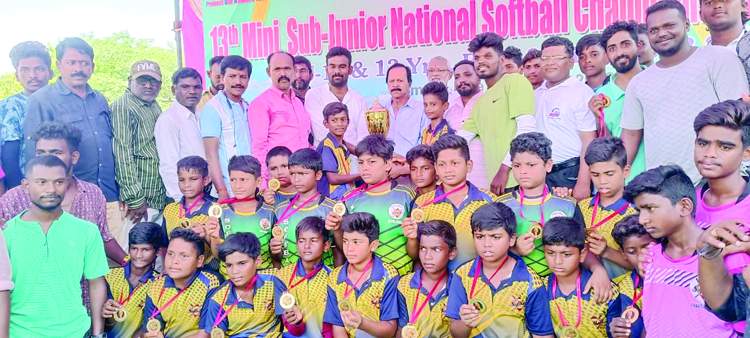   విజేతలకు బహుమతులు అందజేస్తున్న పరిటాల శ్రీరామ్‌