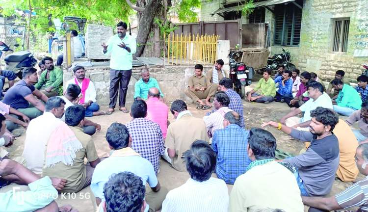    మాట్లాడుతున్న ఎపి మున్సిపల్‌ వర్కర్స్‌ అండ్‌ ఎంప్లాయిస్‌ యూనియన్‌ జిల్లా అధ్యక్షులు ఎటిఎం నాగరాజు