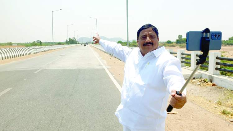   సెల్ఫీ తీసుకుంటున్న మాజీమంత్రి కాలవ శ్రీనివాసులు