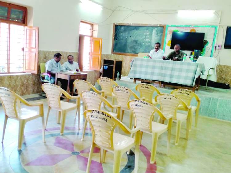    సభ్యుల కోసం ఎదురుచూస్తున్న అధికారులు