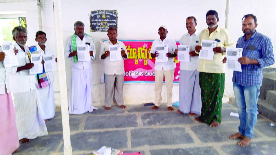 కరపత్రాలు విడుదల చేస్తున్న సిపిఎం నాయకులు