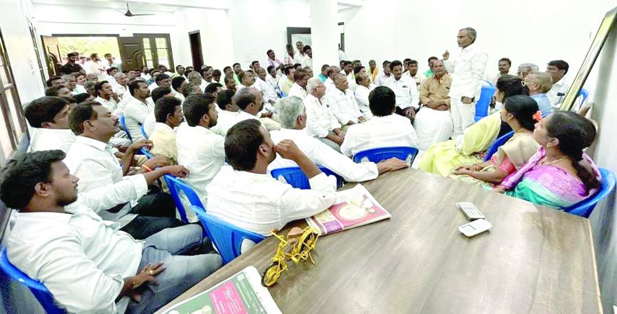   సమావేశంలో మాట్లాడుతున్న టిడిపి నాయకులు