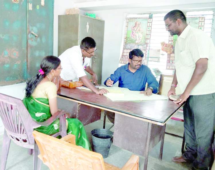   అధికారులతో మాట్లాడుతున్న అగ్రికల్చర్‌ అసిస్టెంట్‌ డైరెక్టర్‌ ఎం.రవి