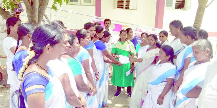   వైద్యాధికారికి వినతిపత్రం సమర్పిస్తున్న ఆశావర్కర్ల యూనియన్‌ నాయకురాళ్లు