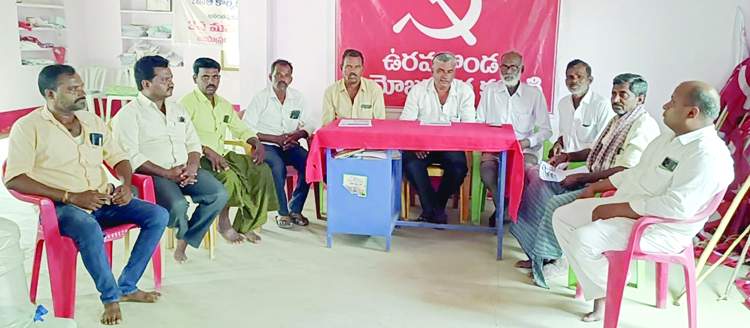   రౌండ్‌ టేబుల్‌ సమావేశంలో మాట్లాడుతున్న వామపక్ష, కాంగ్రెస్‌ నాయకులు