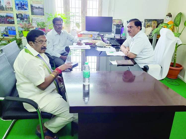    ఆంధ్రప్రదేశ్‌ ప్రభుత్వ ఆర్‌డబ్ల్యూఎస్‌ ఇంజినీరింగ్‌ చీఫ్‌ కృష్ణారెడ్డితో మాట్లాడుతున్న ఎమ్మెల్సీ వై.శివరామిరెడ్డి