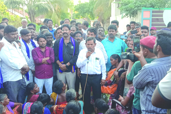 బాధితులకు ఎస్‌సి కమిషన్‌ చైర్మన్‌ పరామర్శ