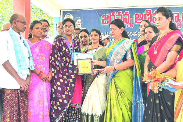 విద్యాభివృద్ధికి సిఎం వైఎస్‌.జగన్‌ కృషి