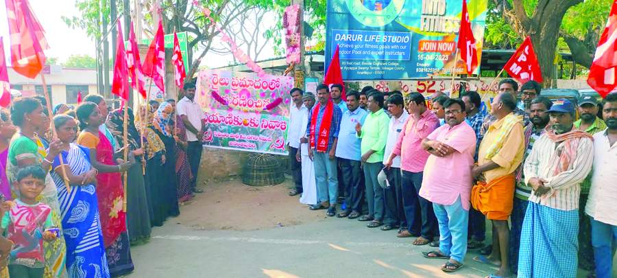 రైలు ప్రమాద మృతులకు నివాళులర్పిస్తున్న సిపిఎం నాయకులు