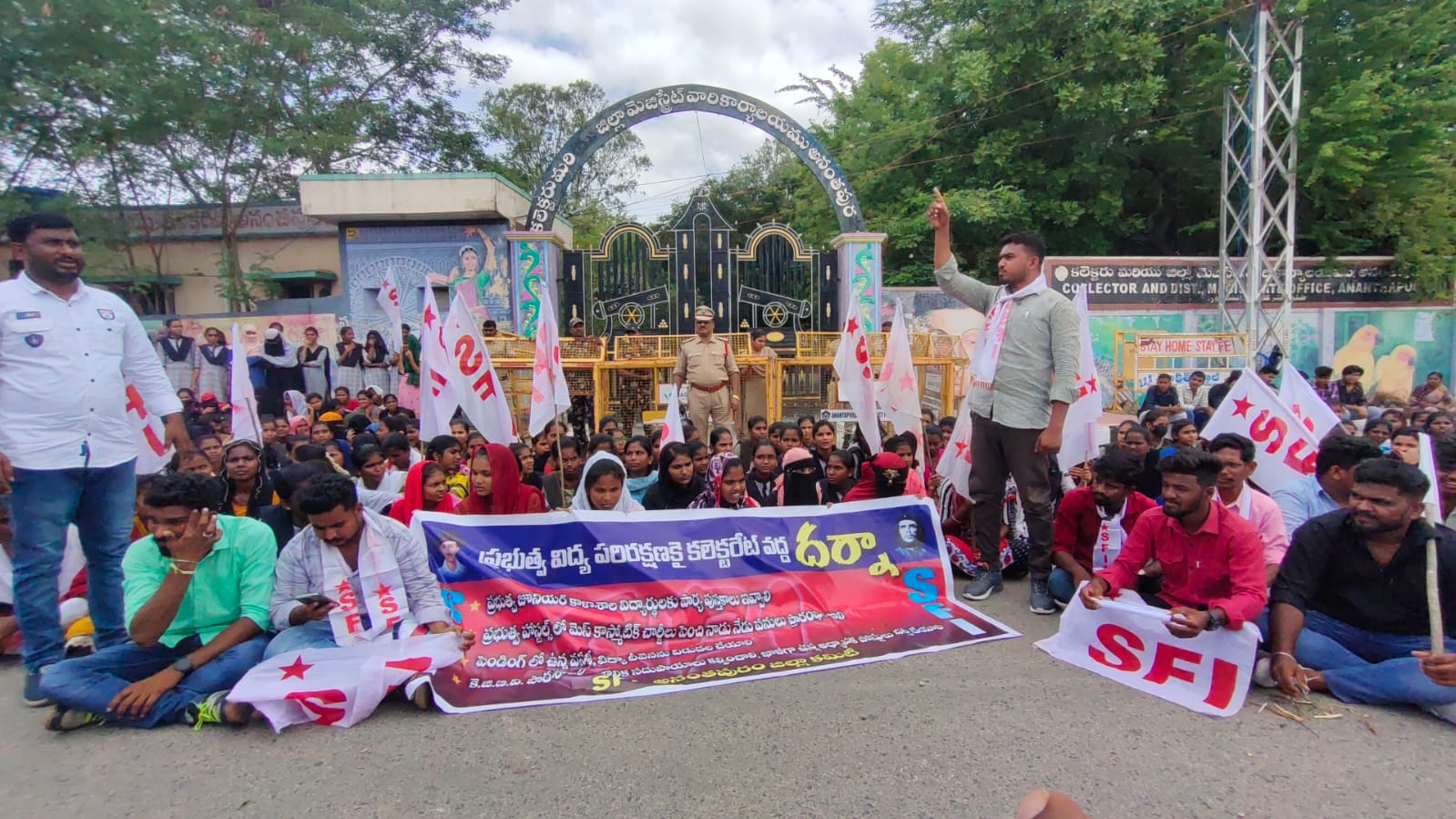 ఇంటర్‌ విద్యార్థులకు పాఠ్యపుస్తకాలు ఇవ్వాలి : ఎస్‌ఎఫ్‌ఐ