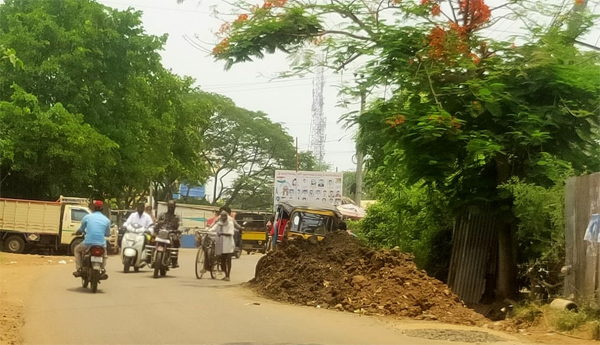 They-dug-the-pit-buried-it-and-left-the-soil-on-the-road