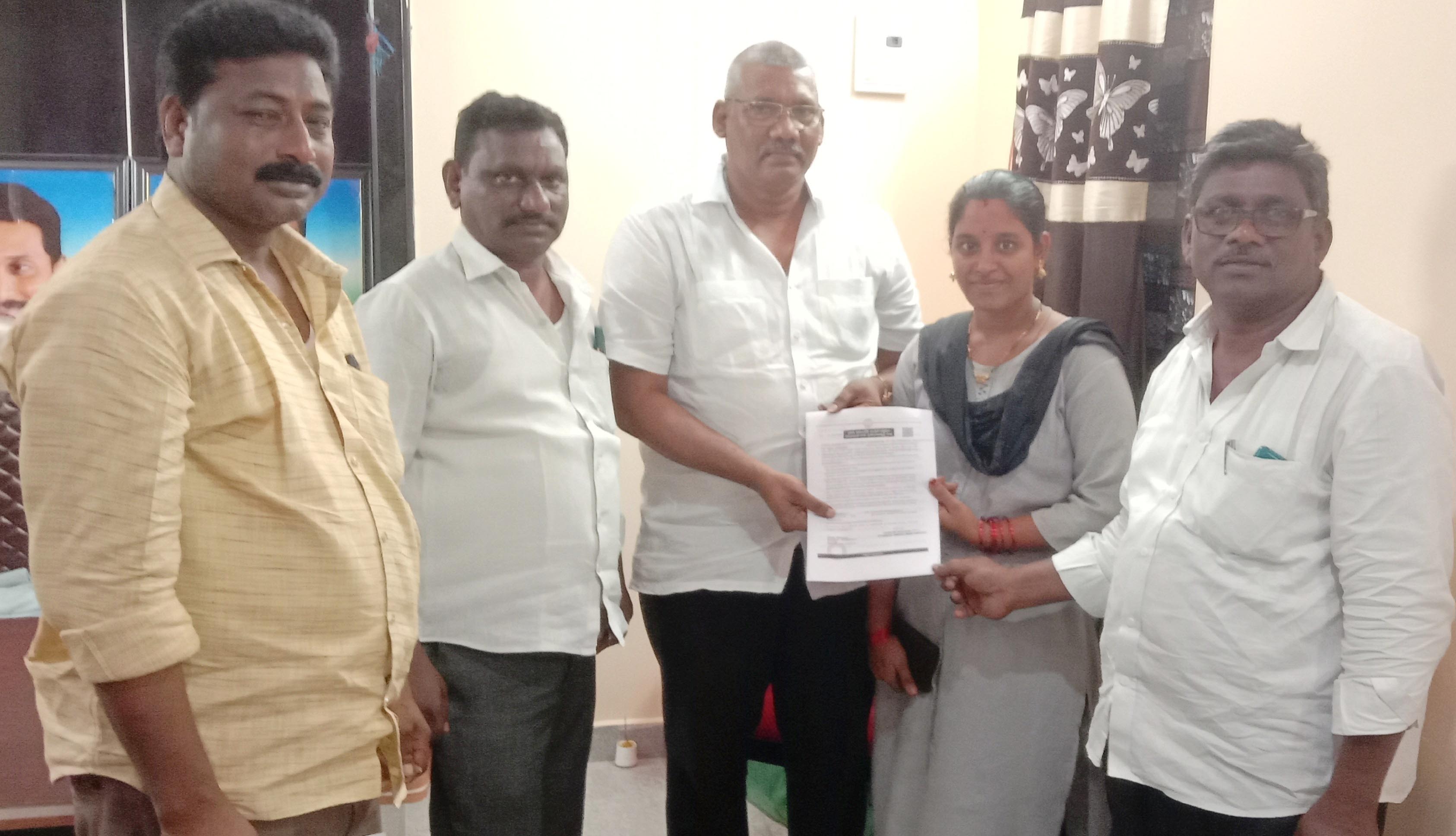 వాలంటీర్లకు నియామక పత్రాలు అందజేత