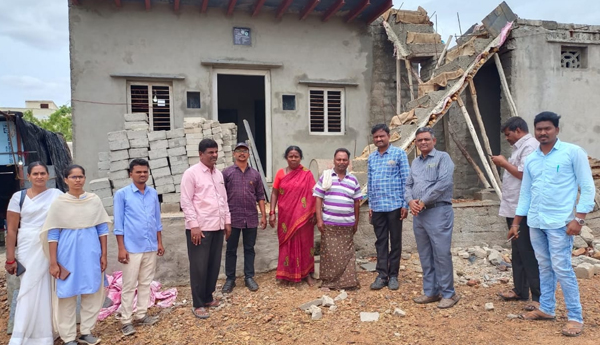 officers-visit-housing