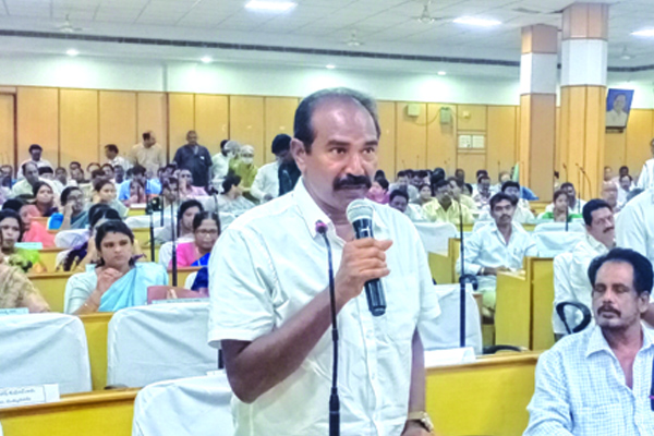 రైతుల సమస్యలపై అధికారుల నిలదీత