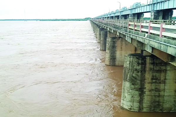 పెరుగుతూ... తగ్గుతూ