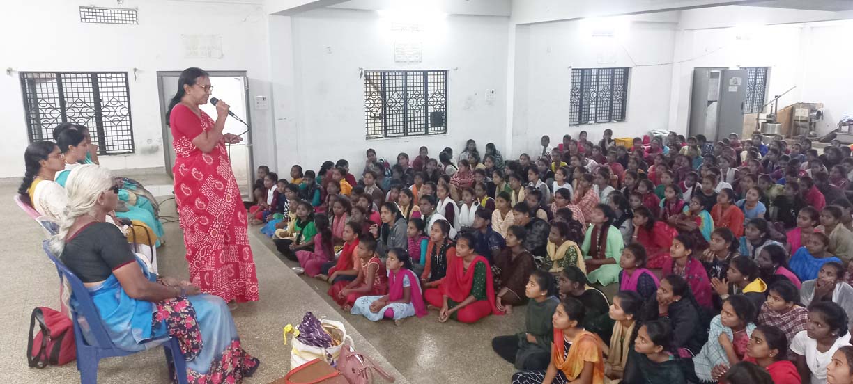 హింసలేని సమాజాన్ని నిర్మించుకుందాం:ఐద్వా రాష్ట్ర కార్యదర్శి రమాదేవి