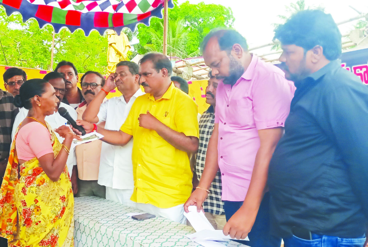 పెరుగులంక బాధితులకు ఆర్థిక సాయం