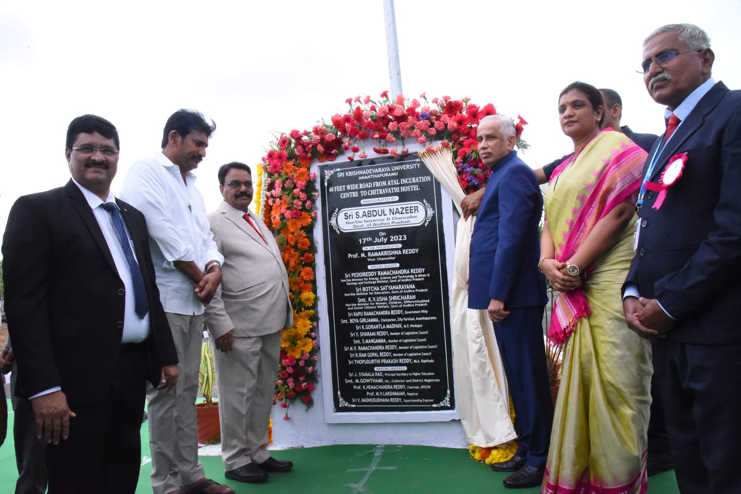 అభివృద్ధి పనులను ప్రారంభించిన గవర్నర్‌