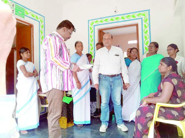 ఆసుపత్రి సిబ్బందితో మాట్లాడుతున్న జిల్లా వైద్యాధికారి యుగంధర్‌