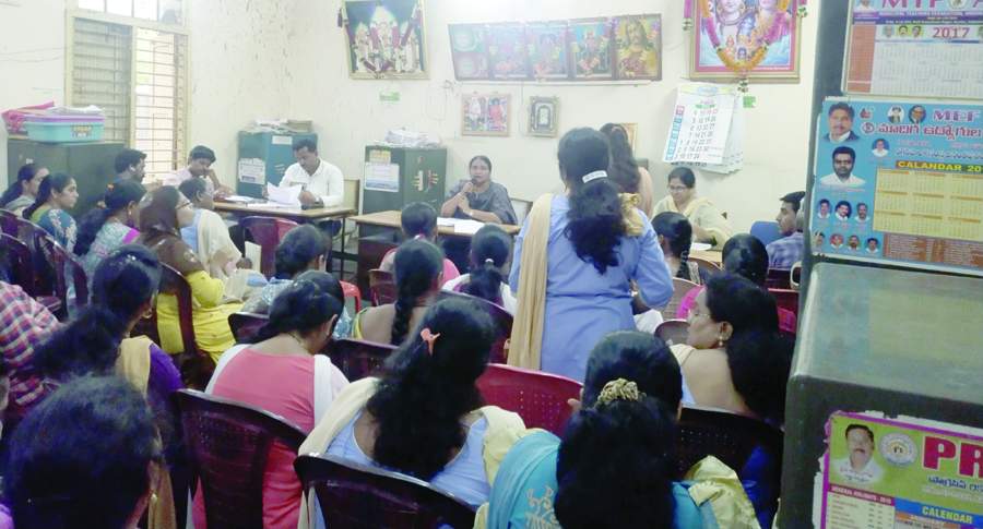   సమీక్ష నిర్వహిస్తున్న మున్సిపల్‌ అధికారులు