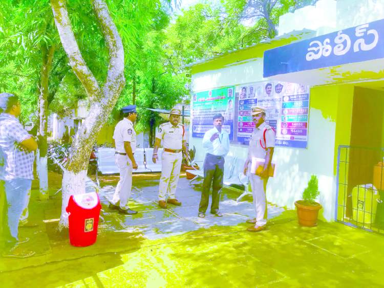   పోలీస్‌ సిబ్బందితో మాట్లాడుతున్న కౌన్సిల్‌ ఆఫ్‌ ఇండియా కేంద్ర బృందం సభ్యుడు బాలచంద్ర