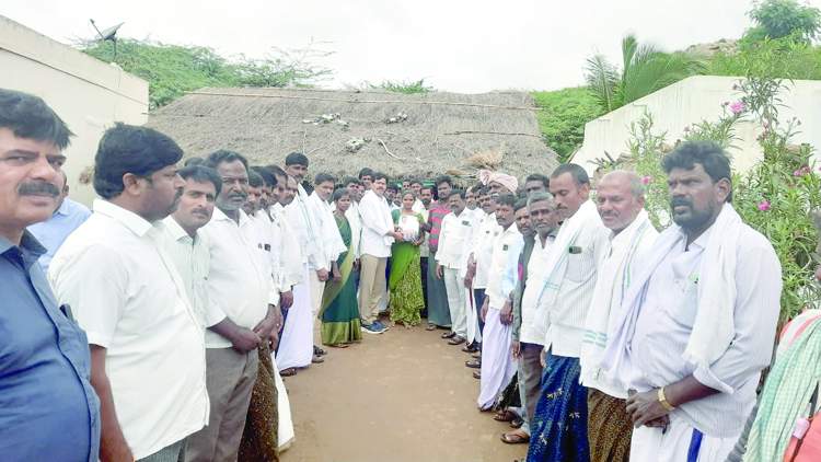   మహిళకు కరపత్రం అందజేస్తున్న విప్‌ కాపు రామచంద్రారెడ్డి