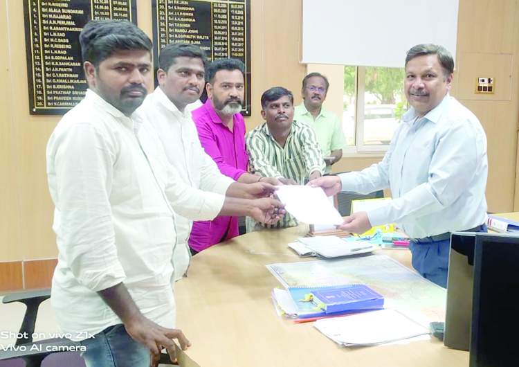  రైల్వే డిఆర్‌ఎం వినతిపత్రం సమర్పిస్తున్న సిఐటియు నాయకులు