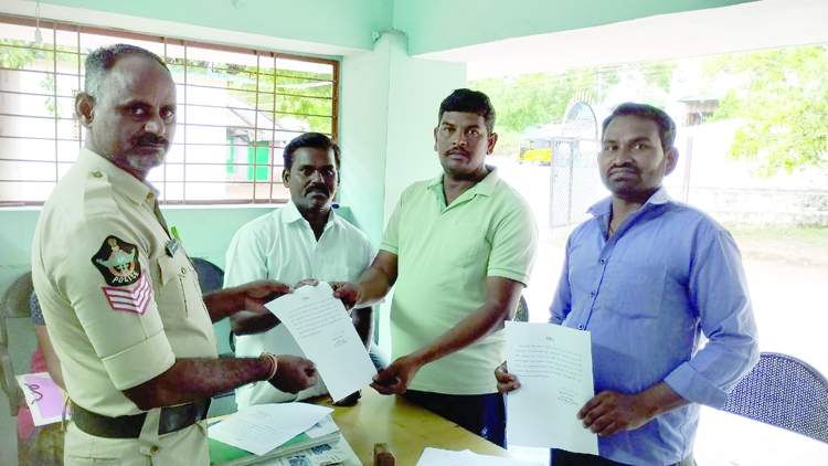 గుత్తిలో మున్సిపల్‌ కార్మికుల యూనియన్‌ నాయకులకు అరెస్టు నోటీసులు జారీ చేస్తున్న పోలీసులు