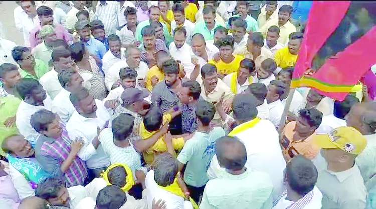  బస్సుయాత్రలో భగ్గుమన్న వర్గ విభేదాలు