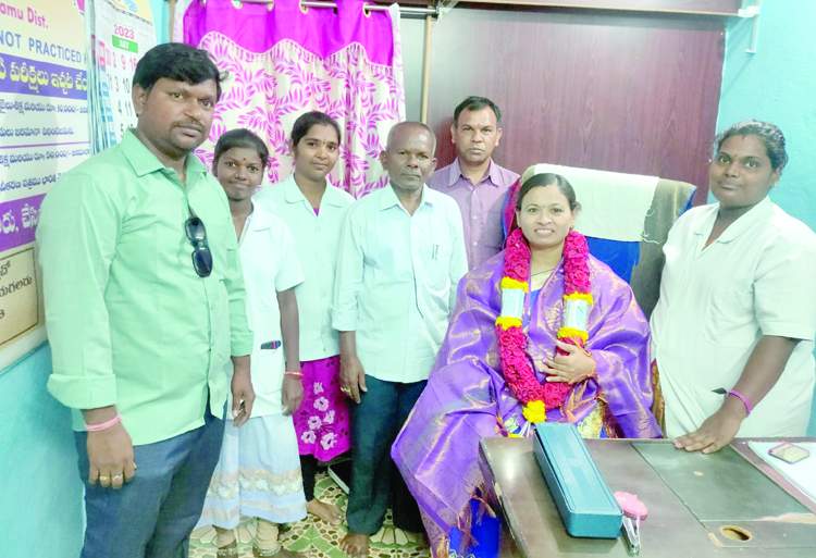   లయన్స్‌ క్లబ్‌ పామిడి అధ్యక్షురాలుగా డాక్టర్‌ ఎం.శాంతిప్రియను సన్మానిస్తున్న దృశ్యం