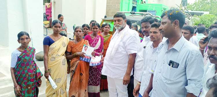   మహిళకు కరపత్రం అందజేస్తున్న ఎమ్మెల్యే వై.వెంకటరామిరెడ్డి