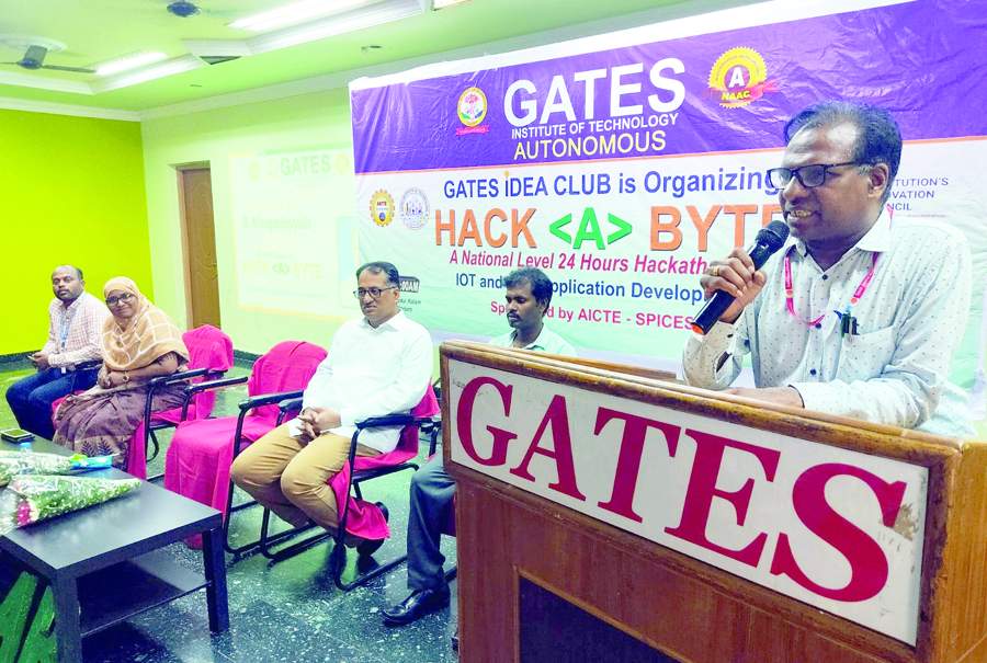   కార్యక్రమంలో మాట్లాడుతున్న రైల్వే సీనియర్‌ డిఎంఇ రంగాచార్యులు