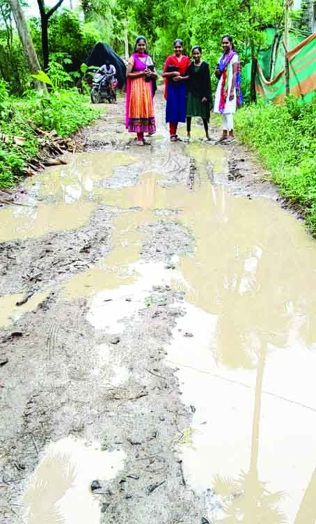 వామ్మో..ఈ రోడ్డా..!