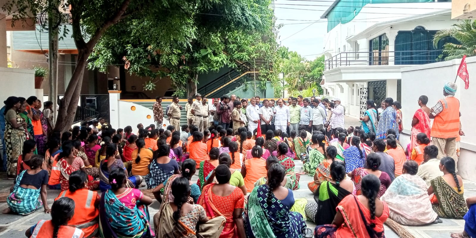 పారిశుధ్య కార్మికుల సమస్యలను పరిష్కరించండి