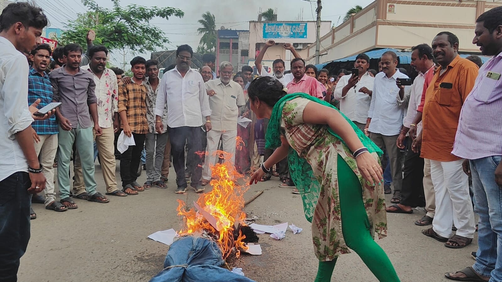 పవన్‌కళ్యాణ్‌ క్షమాపణ చెప్పాలి