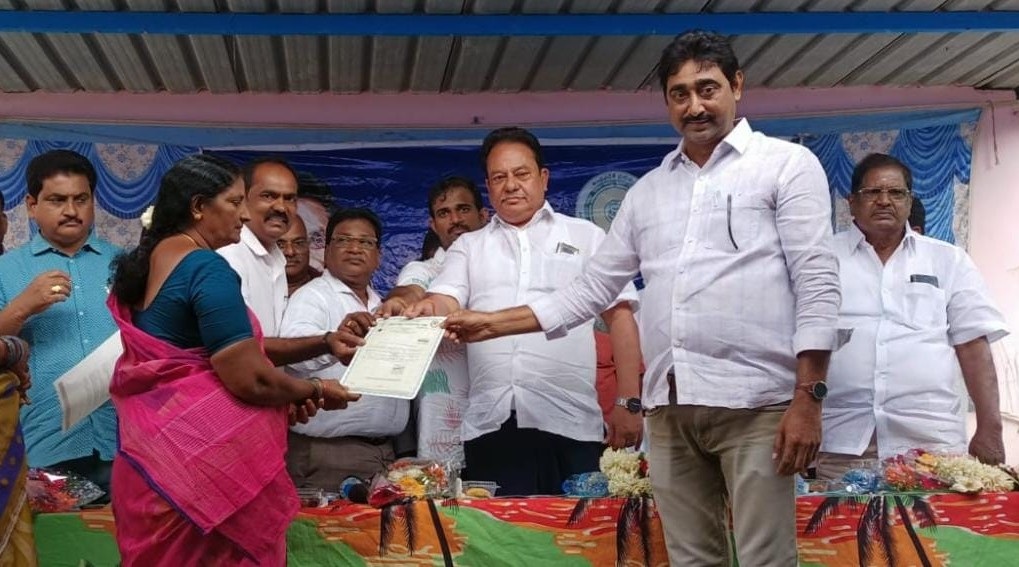 అర్హులకు సంక్షేమ పథకాలు : ఎంఎల్‌ఎ చెరుకువాడ