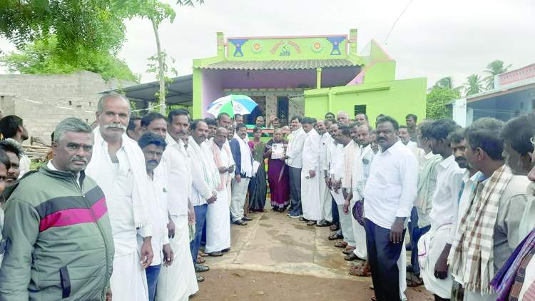  ఆర్‌.కొత్తపల్లిలో గడపగడపకు మన ప్రభుత్వం కార్యక్రమంలో ఎమ్మెల్యే కాపు