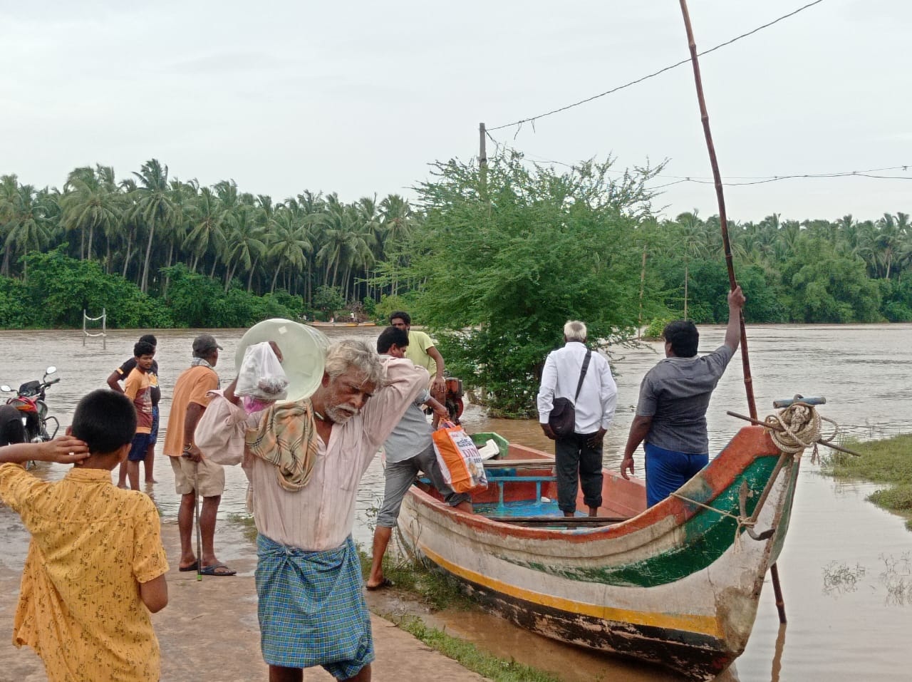 తగ్గని గోదావరి వరద..
