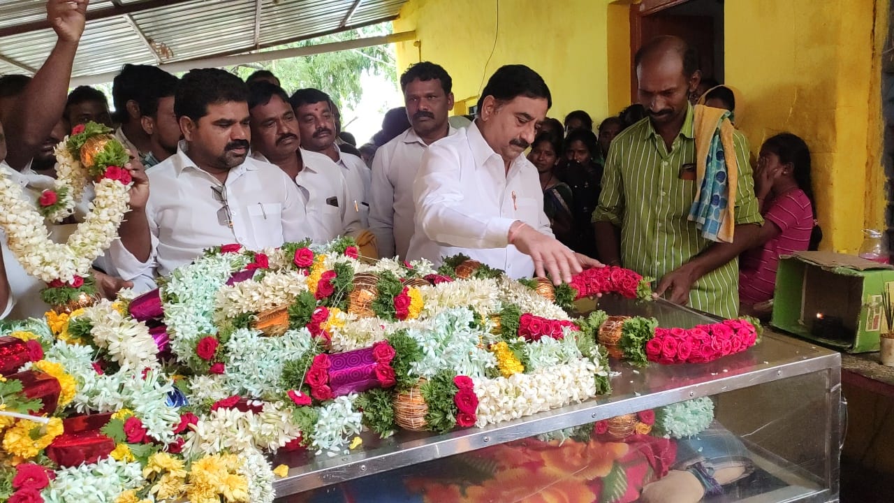 గుమ్మఘట్ట మాజీ ఎంపిపి మృతి