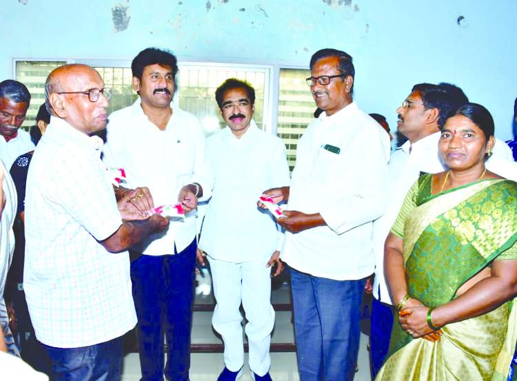  పాల ప్యాకెట్లను అందజేస్తున్న ఎమ్మెల్యే తోపుదుర్తి