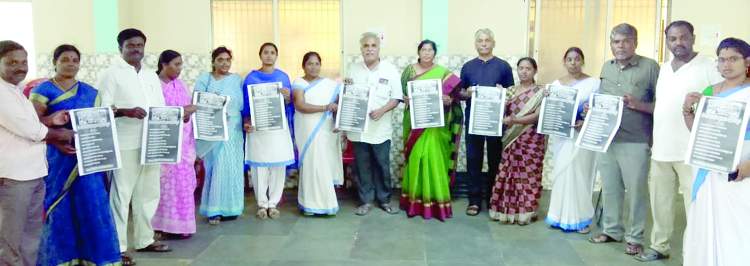  పోస్టర్లను విడుదల చేస్తున్న ఎపి ఆశావర్కర్స్‌ యూనియన్‌ రాష్ట్ర ప్రధాన కార్యదర్శి కె.ధనలక్ష్మి, మాజీ ఎమ్మెల్సీ గేయానంద్‌, ఆశావర్కర్లు